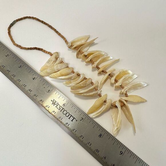 Shell necklace with wooden beads - Picture 6 of 10